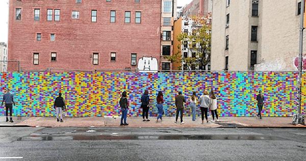 New York'un Soho bölgesinde yer alan bu renkli duvar gören herkesin ilgisini çekiyor.