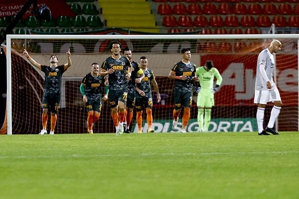 Kalan dakikalarda başka gol olmadı ve maç Alanyaspor'un 2-1 üstünlüğüyle tamamlandı.