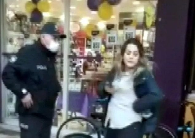 Maske takmayıp polise kimliğini de vermeyen Gülcan Ç. daha sonra gözaltına alınarak karakola götürdü ve tepkisini burada da sürdürdü.