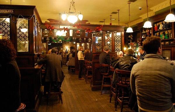 6. İrlanda'da ne kadar sarhoş olursa olsun veya pub ne kadar kalabalık olursa olsun yerel halktan olan birisi en az üç bardağı kolayca taşıyabilir.