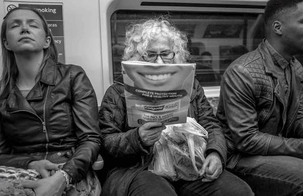 6. Эта женщина, похоже, читает что-то очень веселое