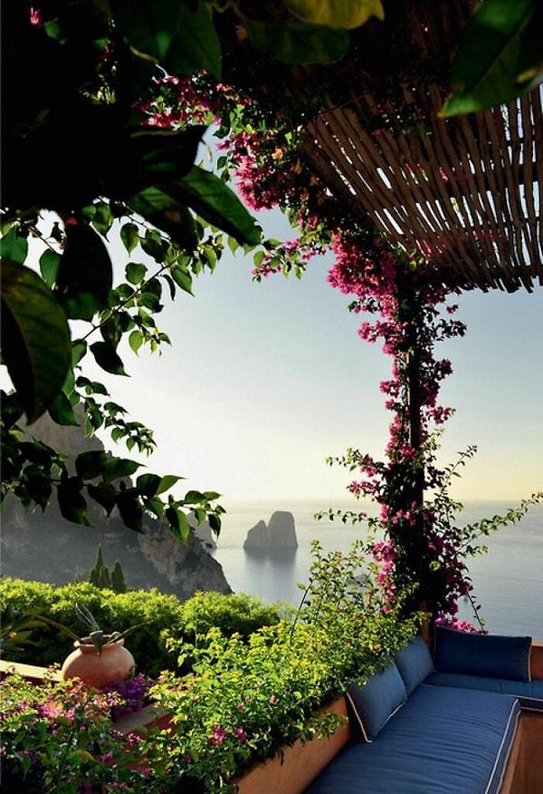 11. Capri, İtalya'da bulunan manzaralı bir oturma odası...