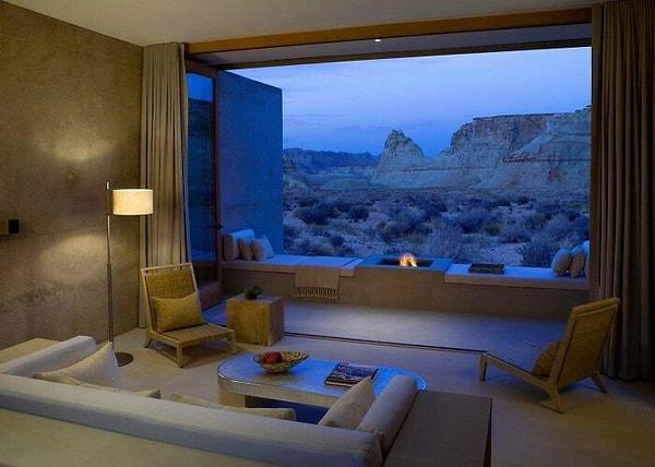 25. Utah'ta bulunan çöl manzaralı bir oturma odası.