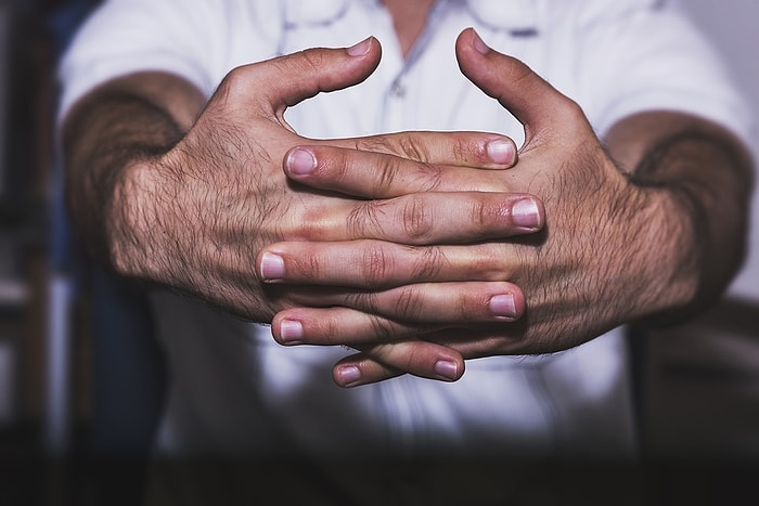 Yılların Sorusu Yine Karşımızda; Parmak Kütletmek Zararlı mı, Değil mi? Tartışmaya Son Noktayı Koyuyoruz