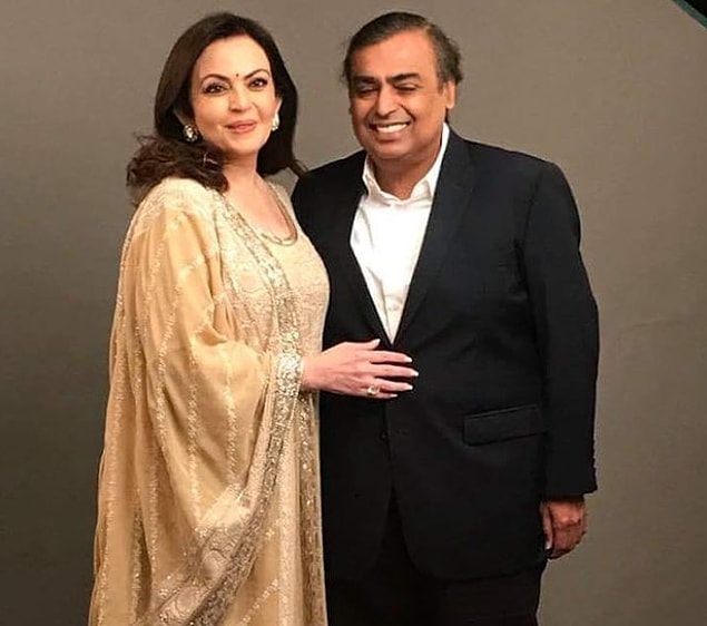 15. Mukesh Ambani'nin eşi Nita Ambani'yle tanışması oldukça ilginçtir.