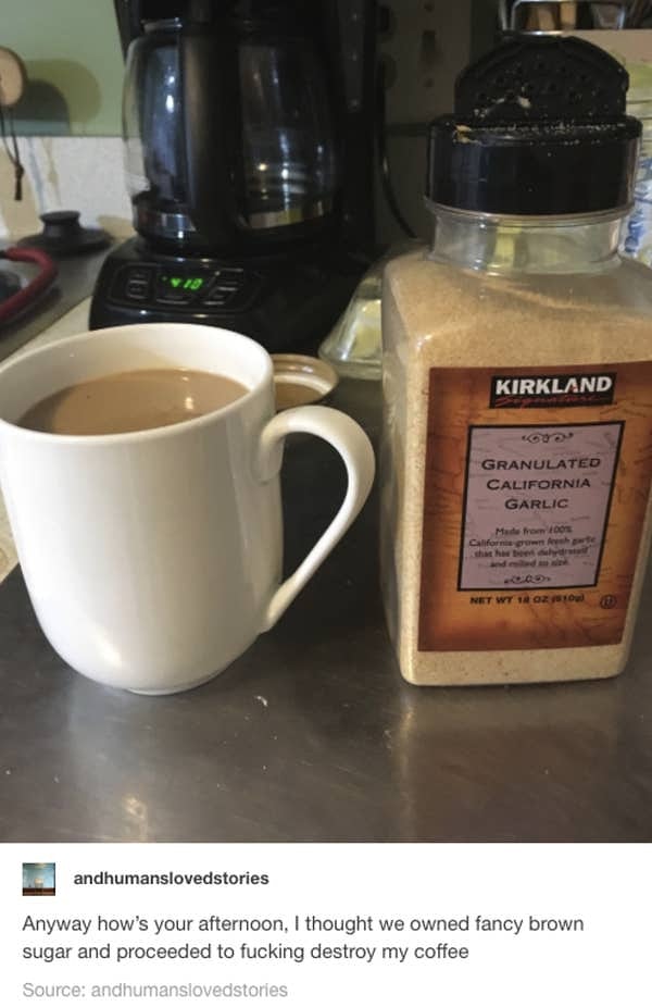 18. Увидев на кухне коричневый сахар, я решил добавить его в свой утренний кофе, а потом понял, что это гранулированный чеснок...