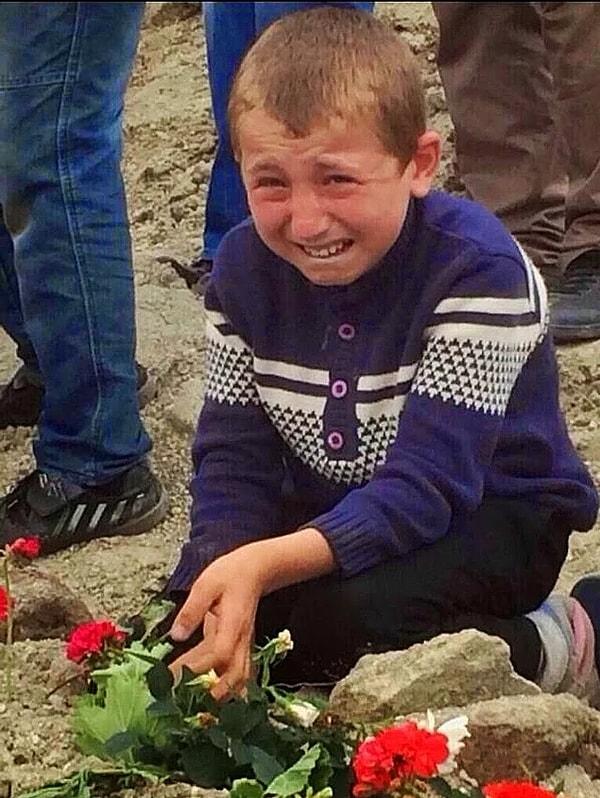 10. Soma faciası sonrası babasının mezarı başında ağlayan çocuk...