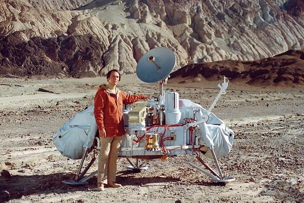 Burada devreye ünlü astrobiyolog, kitapları ve görüşleriyle eleştirel düşünceyi yaymak için bir ömür adayan Carl Sagan giriyor.