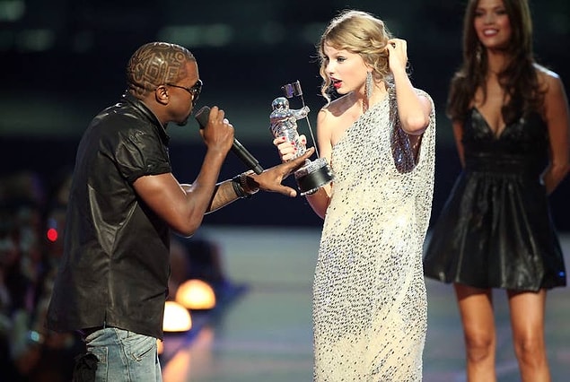 32. Taylor Swift, oturma odasında Kanye'nin kendisinin konuşmasını böldüğü anın çerçeveli bir resmi bulunur. Altında da 'Hayat küçük kesintilerle doludur.' yazmaktadır.