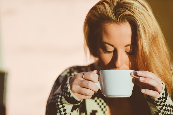 Günde 2 fincandan fazla içilen kahvenin kalp krizi riskini artırdığını biliyor musunuz? Üstelik her sabah aç karnına içtiğiniz kahve, bu riskin daha çok artmasına sebep oluyor.