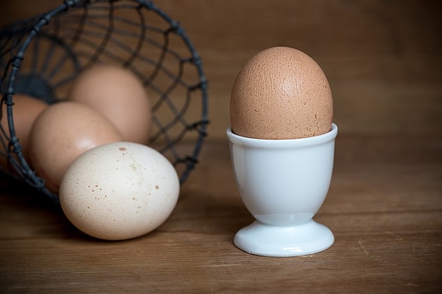 Bardağı suyla doldurduktan sonra yapmanız gereken tek şey sadece yumurtayı suyun içerisine bırakmak oluyor.