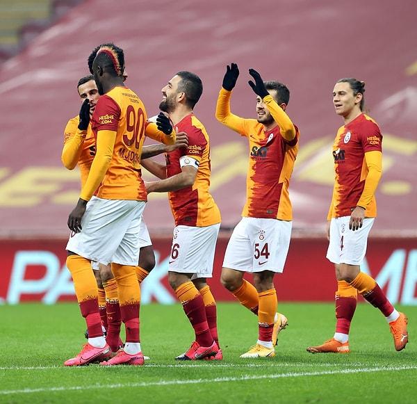 Ligde son 4 maçında 3. galibiyetini alan Galatasaray, puanını 26'ya çıkardı ve lider Alanyaspor'la puanları eşitledi.