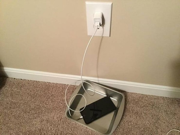 4. "Мама предпочитает заряжать свой телефон в форме для выпечки, потому что она слышала, что они иногда "взрываются".