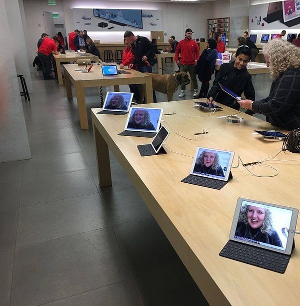6. "Мы в шутку сказали маме, что покинем Applestore только после того, как она сделает селфи на каждом устройстве в магазине. Сказано - сделано!"