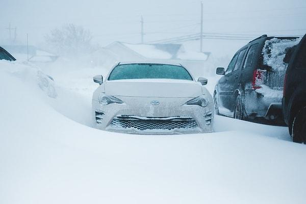 9. Soğuk havalarda arabalarına binmeden önce 20-30 dakika boyunca ısıtırlar.