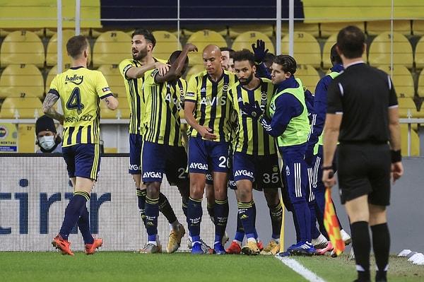 Süper Lig'in 14. haftasında Fenerbahçe Kadıköy'de Başakşehir'i 4-1'le geçerek kötü gidişe dur dedi.