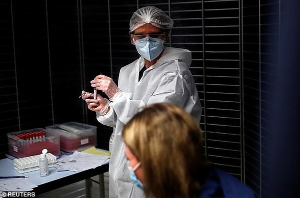 Людям, не прошедшим вакцинацию против Covid-19, могут запретить пользоваться общественным транспортом во Франции. На фото: испытательный центр в Ле Биньон.