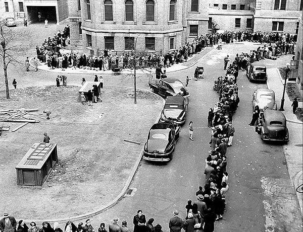 Очереди граждан, ищущих вакцину против оспы, Нью-Йорк, США, 1947 год.