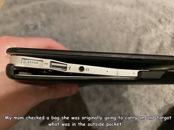 9. "Моя мама сдала в багаж сумку, которую изначально планировала взять как ручную кладь, и забыла вытащить из нее кое-что важное".