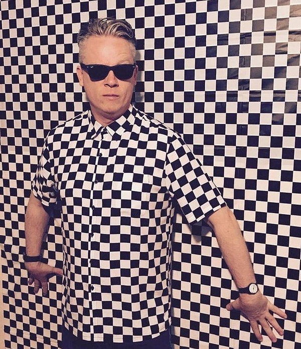 17. "На выходных я был на вечеринке в стиле 80-х, и моя рубашка отлично подошла к декоративной стене".