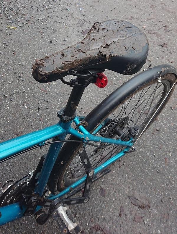 4. Birisi bisiklet seleme çamur yapıştırmış, komik olacağını düşündü sanırım...