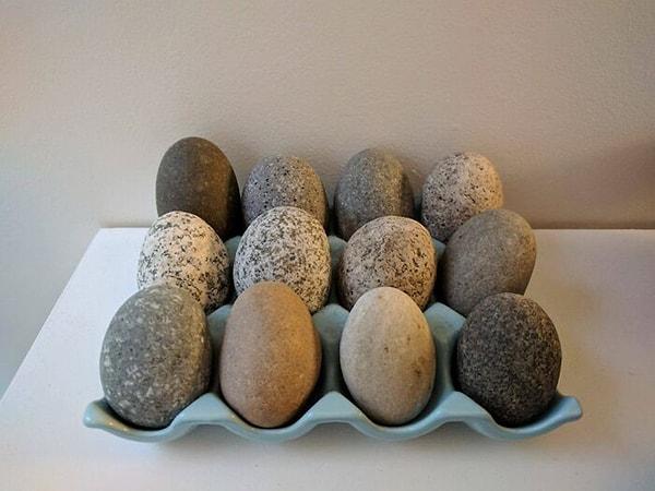 29. "Yumurta gibi gözüken taşları topluyorum."