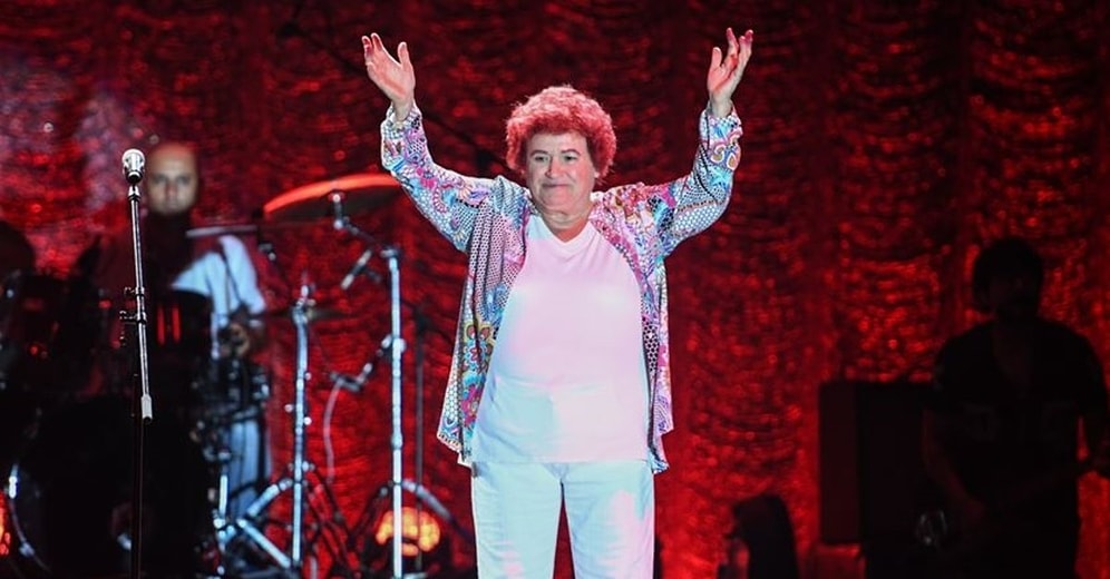 Selda Bağcan'dan Sanatçıya Destek Verilmemesine Eleştiri: 'Paraları Betona Dökeceğinize İnsana Yatırım Yapın'