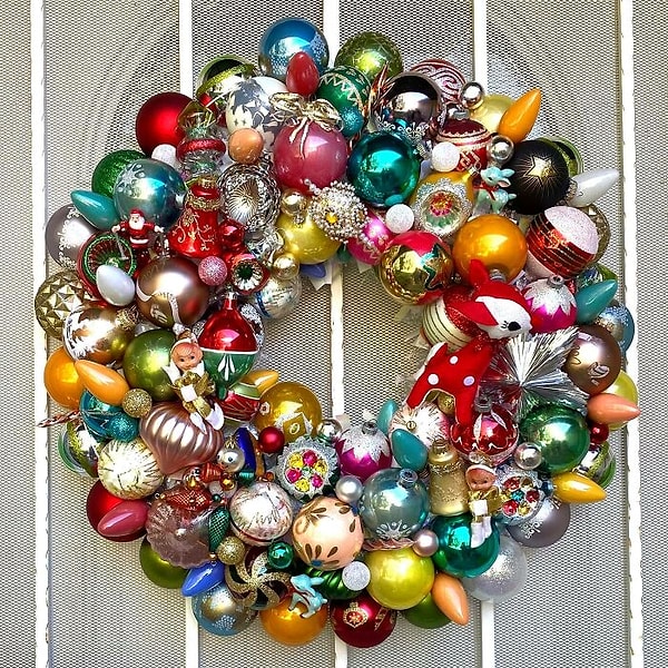 1. Мои запасы старых гаражных распродаж, рождественский мусор, наконец, окупились. Моя сестра превратила все в этот шедевр