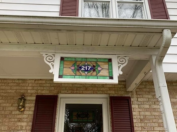 10. Я люблю витражи и нашел этот кусок в антикварном торговом центре. Это номер моего дома !! Установили на крыльце