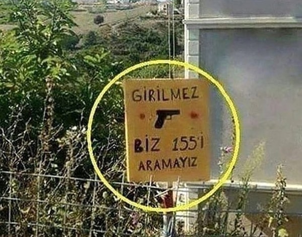 15. Sıradan bir uyarı tabelası...