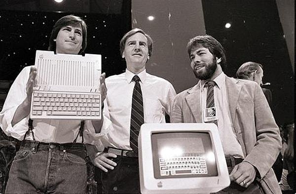 9. Jobs, Steve Wozniak’a yalan söyledi… ATARI firması için ‘Breakout’u ürettiklerinde, projeden %50 pay alacaklarına dair anlaşmışlar. ATARI Jobs’a 5000$ vermiş fakat Jobs Wozniak’a ‘700$ verdiler’ dedi bu da Wozniak’ın 350$ alması anlamına geliyordu.