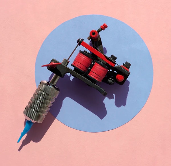 Тату-машинки имеют различные иглы, которые впрыскивают краситель под поверхность вашей кожи.