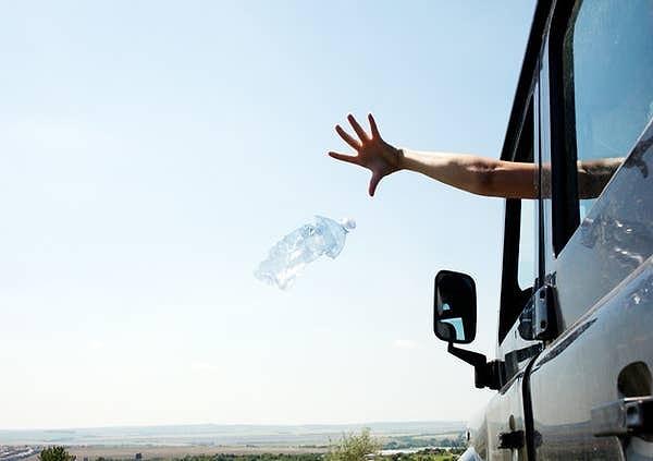 4. Araba sürerken arabanızın camından çöp atıyor musunuz?