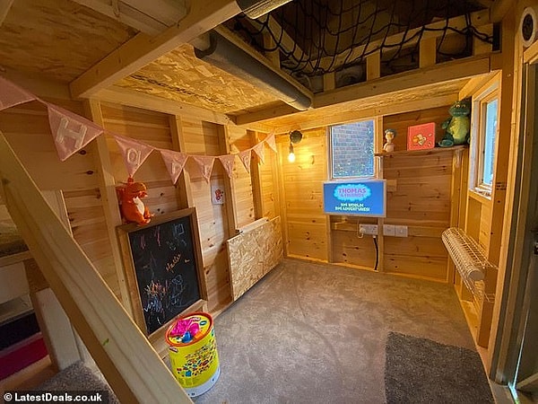 Рич попросил одного из своих друзей установить в доме электричество, чтобы маленький телевизор можно было подвесить к стене.