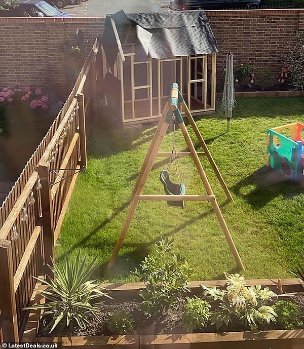 Используя онлайн-уроки, Рич смог сам построить весь дом всего за 800 фунтов стерлингов, сэкономив при этом колоссальные 3000 фунтов стерлингов. На фото рама в то время как она строилась