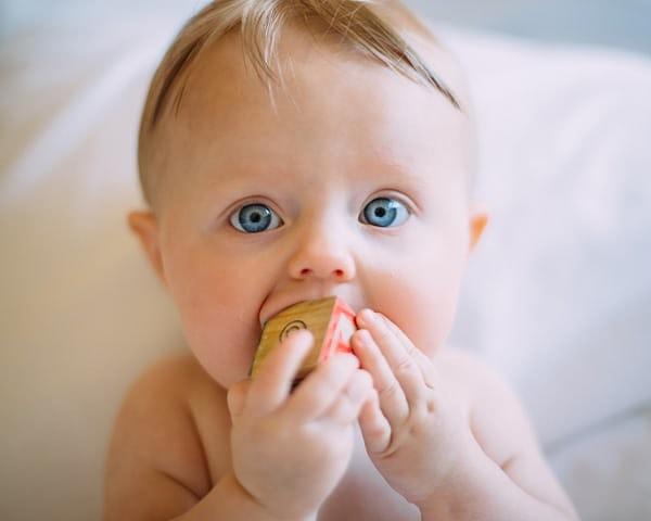 14. Bebeklerin beyinleri, yüzleri ve çevreyi görme konusunda fiziksel olarak bağlantılıdır.
