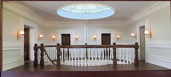 Большая лестница в фойе ведет к витражному куполу Барбары Сабиа