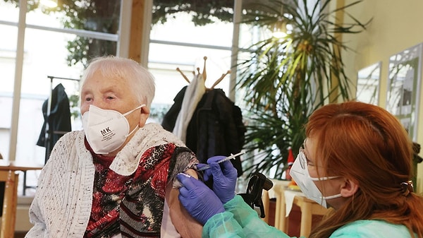 6. Германия начала массовую вакцинацию против COVID-19  в это воскресенье, 27 декабря. Федеральное правительство планирует раздать более 1,3 миллиона доз вакцины местным органам здравоохранения до конца 2020 года и еще 700 000 каждую неделю, начиная с января 2021 года.