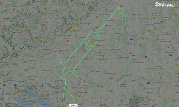 3. Крамер "нарисовал" на небе шприц, чтобы напомнить людям о начале вакцинации против COVID-19 в Европе.