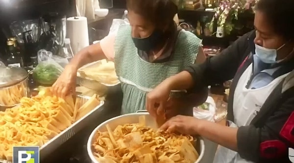 4. К счастью, Маргарита поправилась...и сдержала свое слово! Женщина приготовила 800 тамалес для медперсонала за 5 дней и лично доставила их в больницу Лос-Анджелеса вместе со своей дочерью.