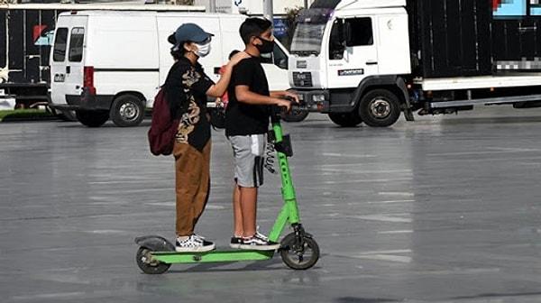 İki elle sürülmesi zorunlu olacak e-scooter’larda sırtta taşınabilen kişisel eşya dışında yük ve yolcu taşınamayacak.