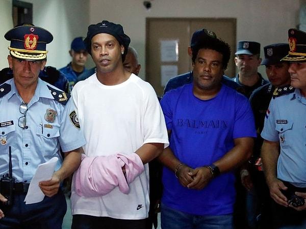 5. Efsane futbolcu Ronaldinho, sahte pasaport düzenlediği iddiasıyla Paraguay'da tutuklandı.
