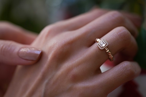 Обычно реклама украшений выглядит примерно вот так.