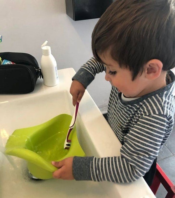 11. "На этом фото мой сынок чистит свой горшок моей зубной щеткой".