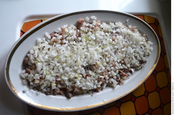 8. Лук для селедки под шубой лучше всего слегка замариновать (вода, уксус, соль, сахар) - он будет сочнее и без острого лукового вкуса