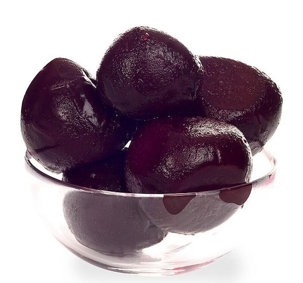 12. Вареную свеклу прежде чем соединять с другими овощами, смажьте растительным маслом — тогда она меньше окрасит другие компоненты салата или винегрета