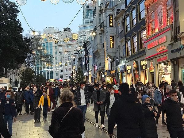 Yılbaşı kutlamalarında en çok tercih edilen adres olan Taksim Meydanı'nda ise yeni yıl öncesi yoğunluk yaşandı.