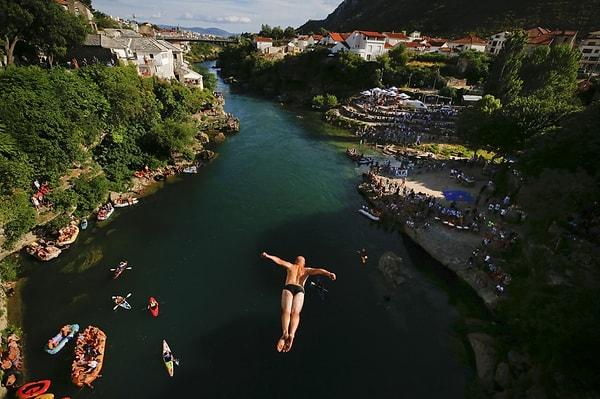 41. Bosna Hersek`in güneyindeki Mostar şehrinde 454`üncü "Geleneksel Mostar Köprüsü Atlayışları" yapıldı. Mimar Sinan`ın öğrencisi Mimar Hayrettin tarafından 1566`da inşa edilen tarihi Mostar Köprüsü`nde düzenlenen atlama yarışlarında, 32 sporcu kendini 28 metre yükseklikten Neretva Nehri`nin zümrüt yeşili sularına bıraktı.