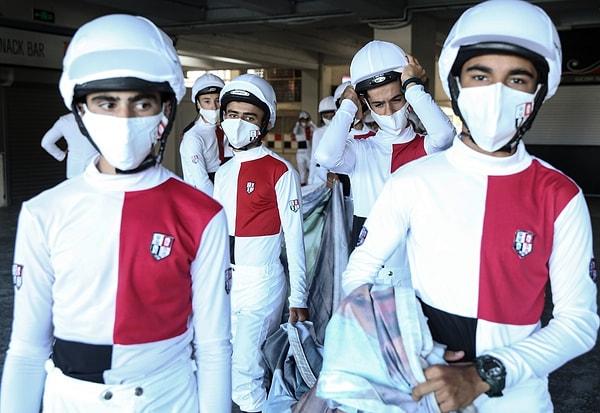 43. Gazi Mustafa Kemal Atatürk adına 1927`den bu yana düzenlenen Türk yarışçılığının derbisi 94. Gazi Koşusu`ndan önce yapılacak tören için aprantiler hazırlık yaptı. Aprantiler, yeni tip koronavirüs (Kovid-19) salgını nedeniyle maske taktılar.