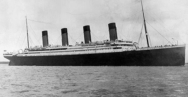 1. Titanic'in ikinci kaptanı, batan gemiden yüzerek çıkar ve bir cankurtaran botuna binmeyi başarır. Yıllar sonra, bu hayatta kalma becerilerini kullanarak Dunkirk'te tam 130 kişinin hayatını kurtarır.
